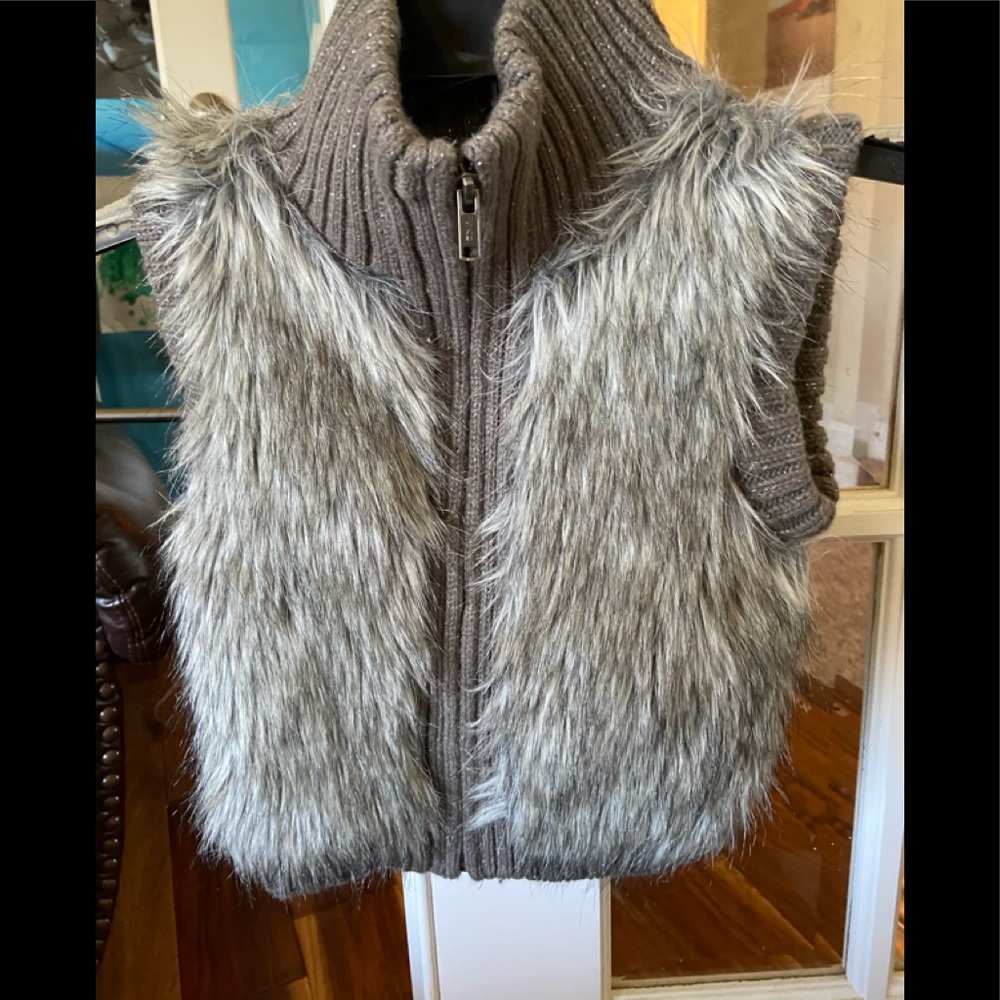 NWOT girls faux fur vest sz 5 justice